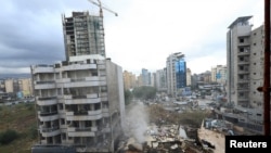 Vue d'un site endommagé à la suite de frappes israéliennes sur Chiyah au Liban, le 18 novembre 2024. 