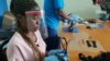 Préparation des écrans faciaux à partir de plastiques recyclés à Dar es Salaam, en Tanzanie, le 27 mai 2020. (Photo Reuters)