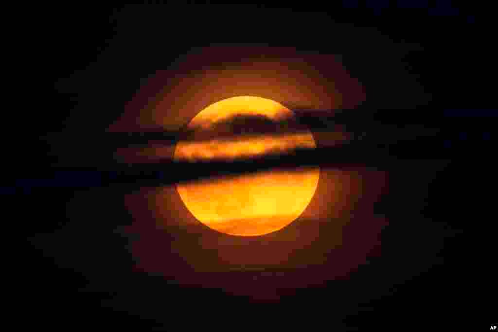 La luna se eleva entre las nubes sobre el océano Atlántico frente a la costa de Camden, Maine, el 17 de septiembre de 2024.