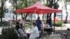 Trabajadores de la salud hacen pruebas de covonavirus a ha población en el parque Lázaro Cárdenas de la Ciudad de México el 1 de septiembre de 2020.