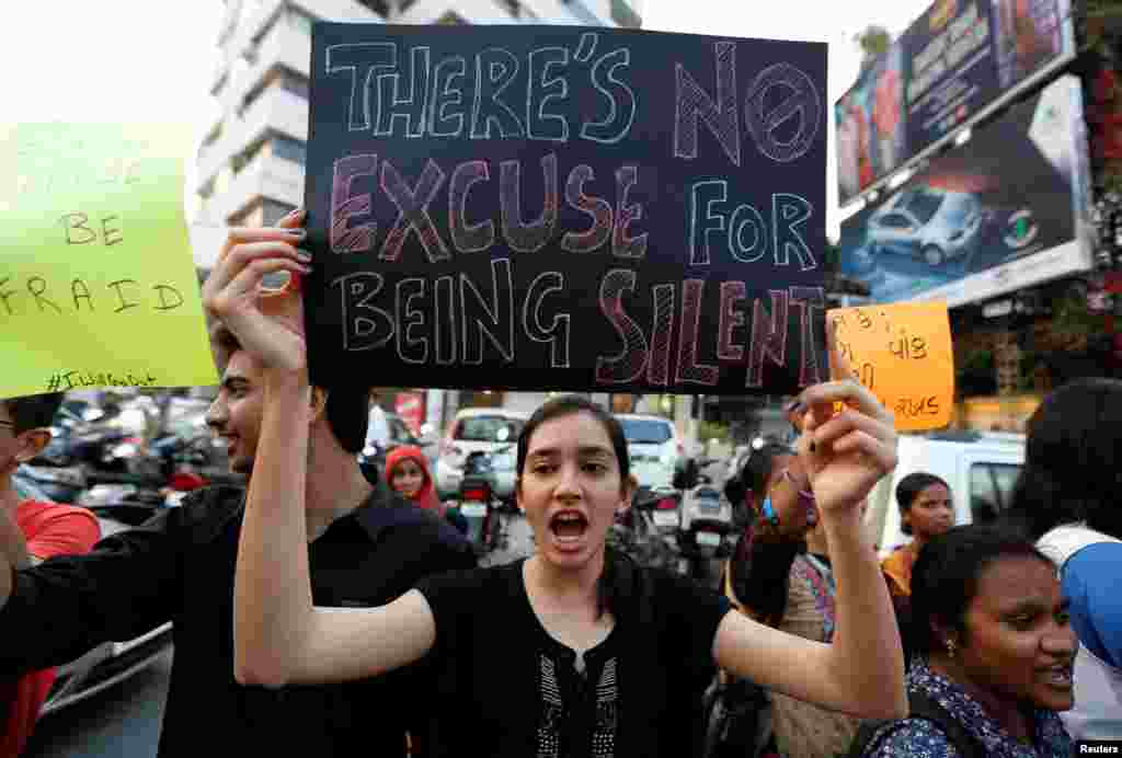 Peserta demonstrasi #IWillGoOut untuk solidaritas terhadap protes Women's March di Washington, di sepanjang jalan Ahmedabad, India (21/1). (Reuters/Amit Dave)
