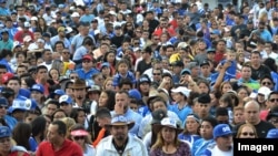 El crecimiento de la población hispana en Estados Unidos sigue en aumento según datos del Censo presentados hoy, se estima que el crecimiento en algunos estados toca el 20%. En la imagen salvadoreños en área de Washington DC celebran festividad /Foto VOA)