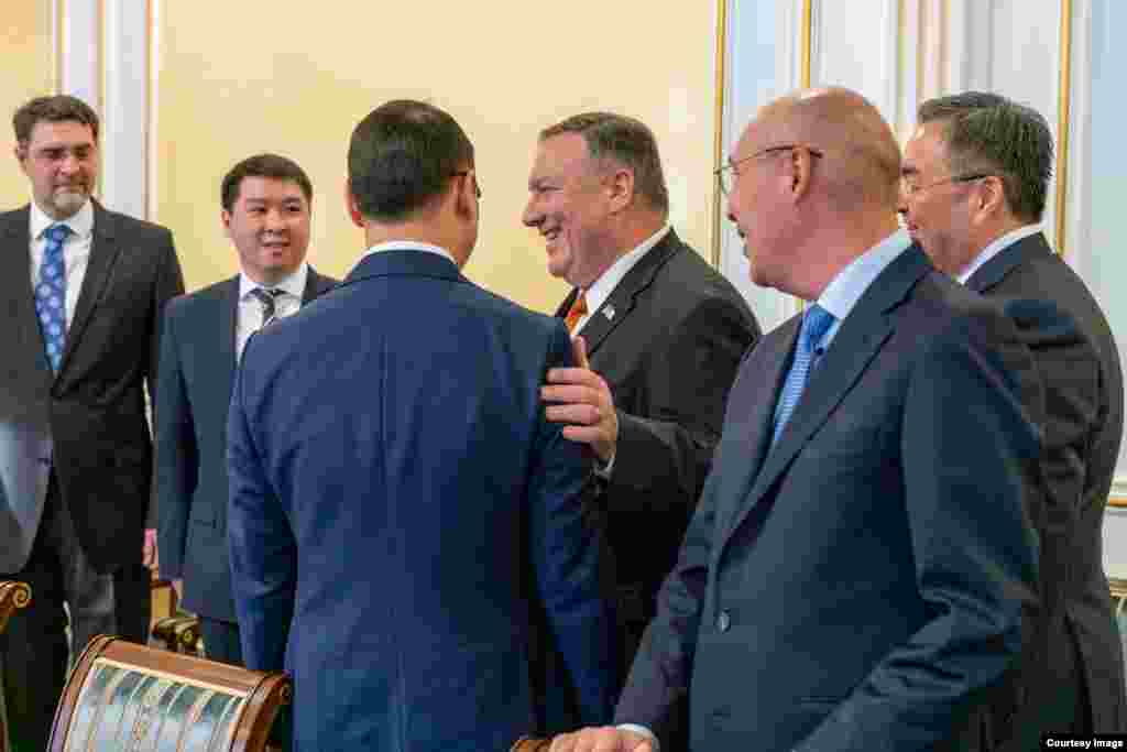 2-fevral kuni AQSh Davlat kotibi Mayk Pompeo Nur-Sultonda Qozog'iston Prezident Qosim-Jo'mart Tokayev, Tashqi ishlar vaziri Muxtor Tleuberdi bilan muloqot qildi. Pompeo Ameriika elchixonasida ham bo'ldi. Uyg'ur oilalar bilan ham uchrashdi. AQSh Qozog'iston va qo'shni davlatlarni Xitoyga biror uyg'urni topshirmaslikka chaqirmoqda.