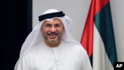 Menteri Luar Negeri Uni Emirat Arab Anwar Gargash tiba untuk memberikan keterangan kepada media dalam konferensi pers di Dubai, 24 Juni 2017. (AP Photo/Kamran Jebreili).