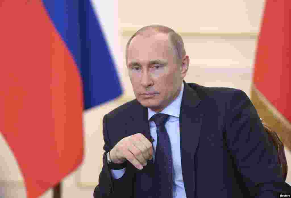 Rossiya rahbari Ukraina yuzasidan matbuotga izoh bermoqda.