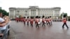 ARCHIVO - El cambio de la guardia real frente al Palacio de Buckingham, en Londres.