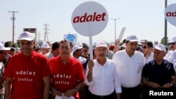 Turkiya muxolif partiyasi rahbari Kamol Qilichdoro'g'li Anqaradan Istanbulga piyoda yurib, shu bilan mamlakat bir partiyaviy tuzumga aylanib qolganidan shikoyat qilmoqda. 