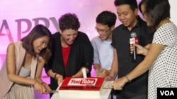 បុគ្គលិក​របស់ Google និង​ដៃ​គូ​របស់​ក្រុមហ៊ុន​នេះ​កាត់​នំ​ខួប​១ឆ្នាំ​នៃ​ការ​បង្កើត​ YouTube ជា​ភាសា​វៀតណាម។ 