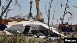 Destroços de um avião que se despenhou, matando pessoas quando se dirigia para a capital Juba, no aeroporto do campo petrolífero de Unity, Estado de Unity, Sudão do Sul, 29 de janeiro de 2025. 