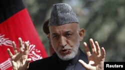 Presiden Afghanistan Hamid Karzai berbicara dalam jumpa pers di Kabul (4/10). 