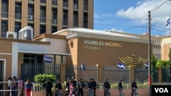 ARCHIVO - Agentes del orden custodian la Asamblea Nacional de Nicaragua, en Managua. [Foto: VOA / Houston Castillo]