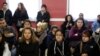 Migrantes, entre ellos menores de edad, asisten en 2014 a un taller de asesoramiento legal en Chicago, Illinois, después de que EE. UU. anunciara que habría más deportaciones hacia países como Honduras, Guatemala y El Salvador.
