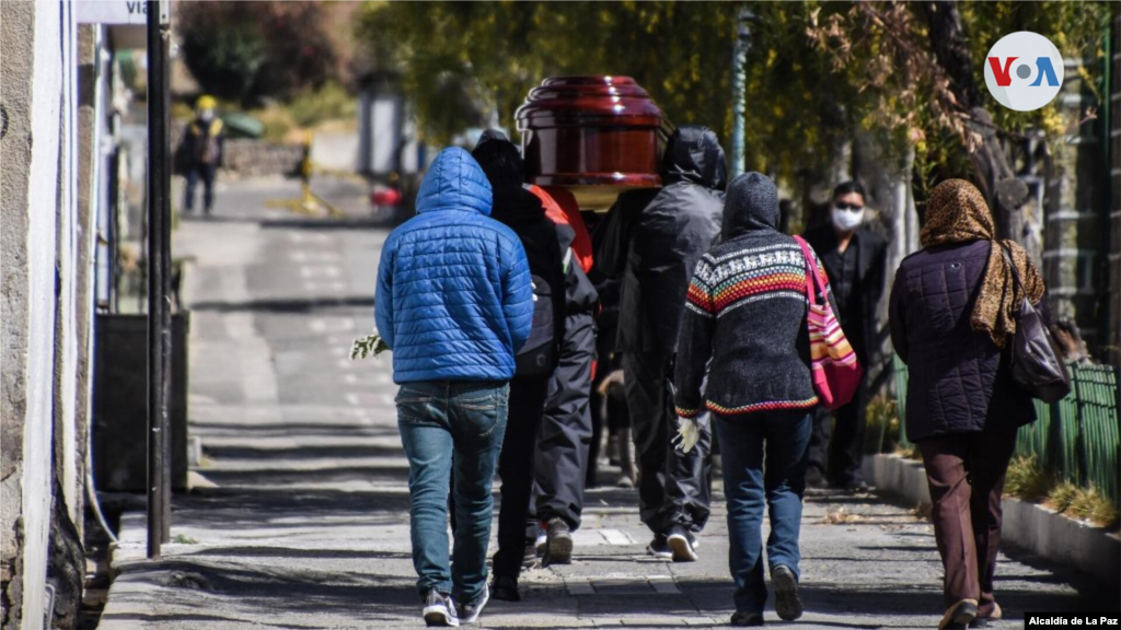 Familiares acuden al Cementerio General de La Paz para despedir a sus seres queridos fallecidos por la pandemia de coronavirus.