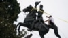 Manifestantes en el Parque Lafayette, en Washington DC intentaron derribar la estatua ecuestre del expresidente Andrew Jackson el 22 de junio de 2020.