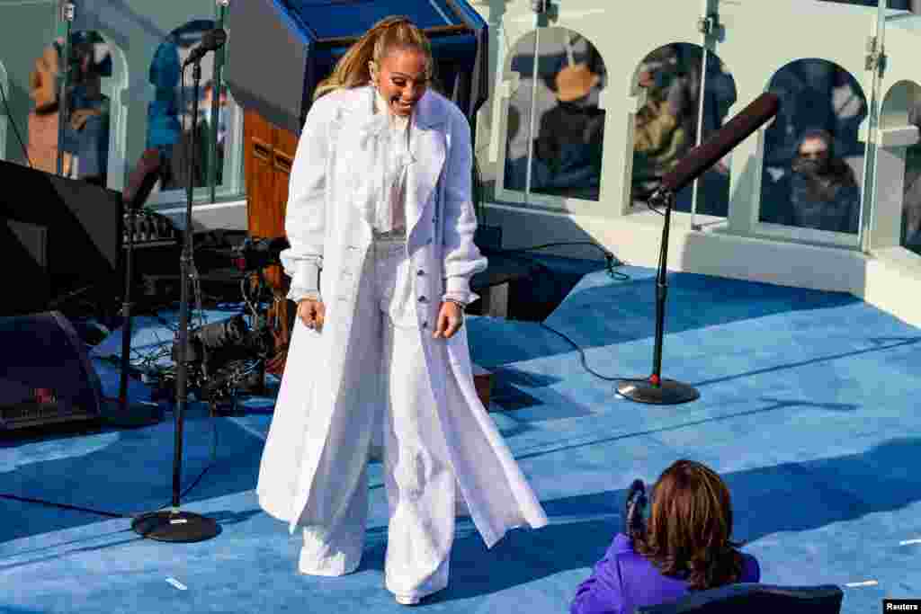 Jennifer Lopez saluda a la vicepresidenta de Estados Unidos, Kamala Harris, durante la 59a inauguración presidencial en Washington, Estados Unidos, el 20 de enero de 2021.