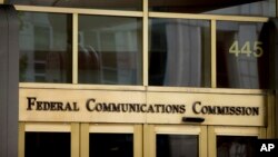 ARCHIVO - Esta fotografía del 9 de junio de 2015 muestra el edificio de la Comisión Federal de Comunicaciones en Washington. 