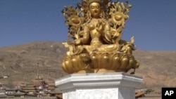 青海省同仁縣隆務寺的僧侶為自焚藏族農民索納塔吉舉行葬禮
