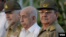 El presidente Raúl Castro (d), el primer vicepresidente, José Ramón Machado Ventura (c), y el Comandante de la Revolución Ramiro Valdés (i).
