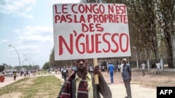 Wani Mutum Rike Da Wani Allo Da Ke Nuna Cewa "Kasar Congo Ba Mallakar N'guesso Ba Ce."