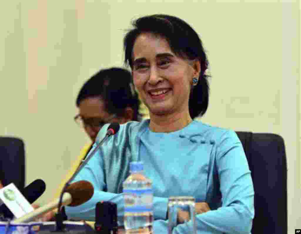 ပြည်ထောင်စုလွှတ်တော်တွင်း ဖွဲ့စည်းပုံပြင်ရေး မဲခွဲဆုံးဖြတ်ပြီးနောက် ဒေါ်စု သတင်းစာရှင်းလင်း ။