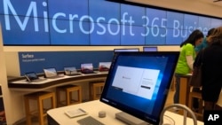 Un ordinateur Microsoft figure parmi les articles exposés dans un magasin Microsoft de la banlieue de Boston, le 28 janvier 2020. (AP Photo/Steven Senne)