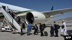 巴基斯坦國際航空班機在阿富汗首都喀布爾機場等待乘客登機（2021年9月13日）