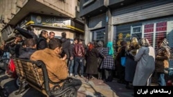 صف خرید دلار جلوی یک صرافی در ایران