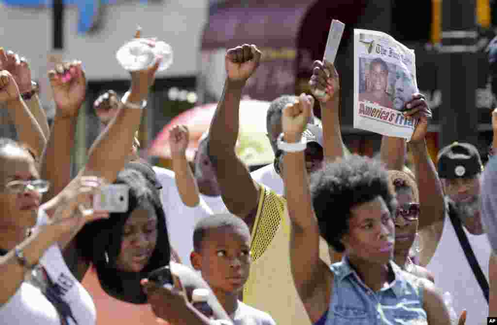 Para demonstran di Newark, New Jersey, memprotes pembebasan George Zimmerman (14/7). (AP/Mel Evans)