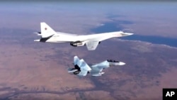 러시아 폭격기 Tu-160이 시리아 내 목표 타격을 향해 비행하는 모습을 러시아 국방부가 20일 웹사이트에 공개했다. 