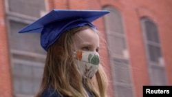 Lydia Hassebroek posa para una fotografía, antes del final del año escolar, ella se prepara para tener una graduación en línea por el COVID-19 en Brooklyn, Nueva York, 11 de junio de 2020.