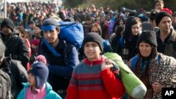 Para migran melewati kota Sentilj di Slovenia untuk menuju ke Austria (30/10).