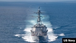 美國海軍公佈的照片顯示“基德”號阿利·伯克級導彈驅逐艦在當地時間2021年8月27日例行穿越台灣海峽的國際水域。