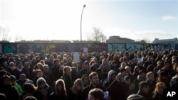 Hiljade ljudi protestuju kod istočne strane nekadašnjeg Berlinskog zida. 