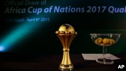 Le trophée de la Coupe d'Afrique des Nations (CAN) est exposée lors de l'élection du Gabon pour accueillir l’édition 2017 de la CAN, au Caire, en Egypte, le 8 avril 2015. 