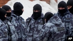 Policías antimotines protegen las inmediaciones de la iglesia del icono de la Madre de Dios Alivia mi sufrimiento, en Moscú, Rusia, el 1 de marzo de 2024.