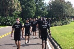 Los árbitros de la NBA marchan en apoyo a los jugadores y sus protestas contra la brutalidad policial y la injusticia racial.