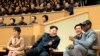 지난해 1일 북한 김정은 국방위원회 제1위원장이 평양을 방문한 미국의 전직 프로농구선수 데니스 로드먼과 함께 친선 농구 경기를 관람하고 있다. (자료사진)
