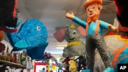 Los fabricantes de piñatas enfrentan desafíos en la era digital y la adquisición de materiales tradicionales.