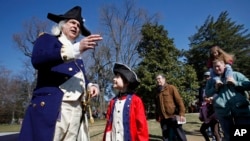 Pria berkostum George Washington (kiri), presiden pertama Amerika Serikat.