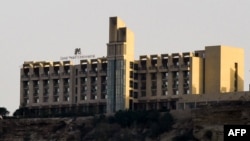 Hotel bintang lima Zaver Pearl Continental tampak di sebuah bukit di kota pelabuhan Gwadar, di barat daya Pakistan, 8 Maret 2019.
