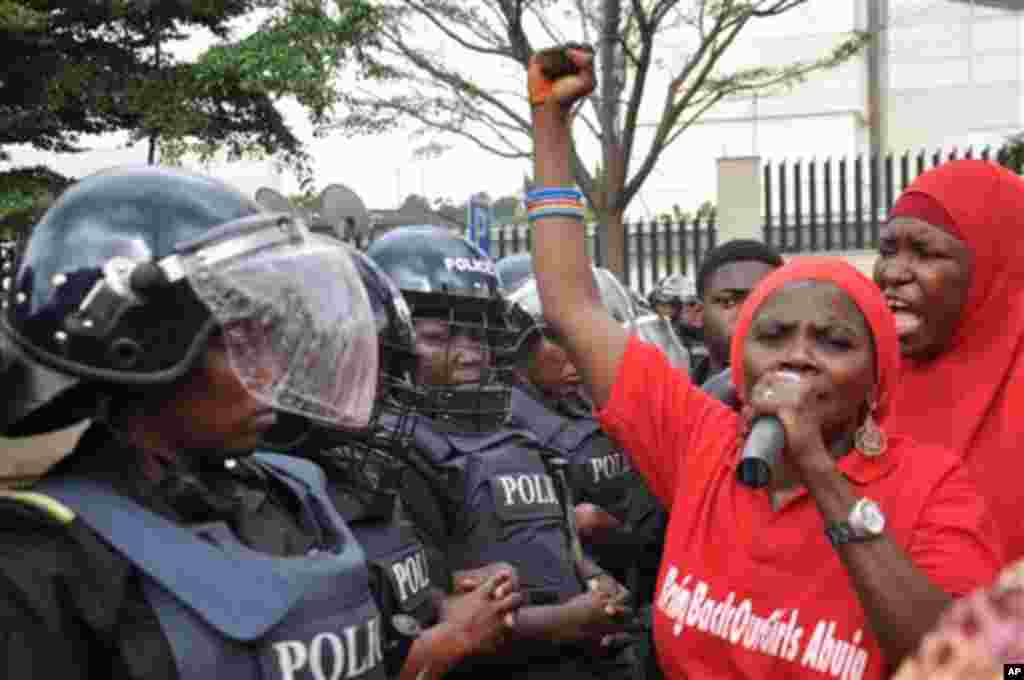 La police anti-émeute bloque la route lors d'une manifestation demandant au gouvernement de sauver les jeunes filles enlevées de l'école secondaire dans Chibok, à Abuja, au Nigeria, le mardi 14 octobre 2014. (AP Photo / Olamikan Gbemiga)