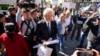 Los partidarios del periodista encarcelado José Rubén Zamora y la prensa rodean a Zamora cuando sale esposado del tribunal en la Ciudad de Guatemala, el miércoles 21 de febrero de 2024.