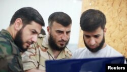 Jaysh al-Islom guruhi qo'mondoni Zahran Allush (markazda) 