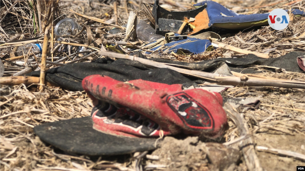La VOA constató que en las orillas del Río Grande quedan abandonadas balsas inflables, usadas con frecuencia por coyotes que trafican con personas y controlan la zona.