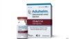 La Administración de Alimentos y Medicamentos aprobó el Aduhelm, el primer medicamento nuevo para la enfermedad de Alzheimer en casi 20 años, el 7 de junio de 2021. 