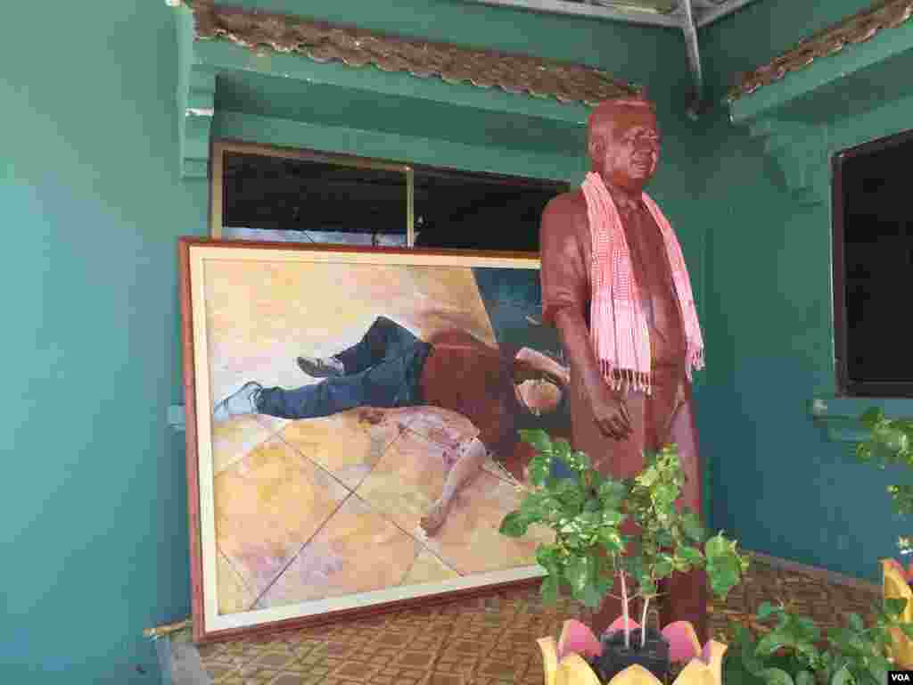 រូបសំណាកលោក កែម ឡី អ្នកវិភាគសង្គម ដែលរងការបាញ់សម្លាប់ ដាក់បង្ហាញនៅឯគេហដ្ឋាន ក្នុងខេត្តតាកែវ នៅថ្ងៃទី២ ខែកក្កដា ឆ្នាំ២០១៧។ (ហ៊ុល រស្មី/ VOA)