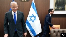 El primer ministro israelí Benjamin Netanyahu, izquierda, se acerca a su silla antes de reunirse con el ministro francés de Relaciones Exteriores, Stephane Sejourne, derecha, el lunes 5 de febrero de 2024, en Jerusalén. 