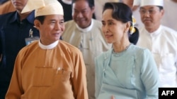 သမ္မတဦးဝင်းမြင့် (ဝဲ) နဲ့ နိုင်ငံတော်အတိုင်ပင်ခံပုဂ္ဂိုလ် ဒေါ်အောင်ဆန်းစုကြည် (ယာ)။ (မတ် ၃၀၊ ၂၀၁၈)