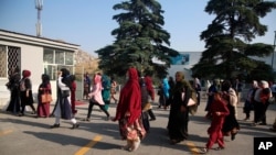 اعضای لویه جرگه افغانستان در انتظار وسیله حمل و نقل برای شرکت در نخستین روز این گردهمایی در کابل هستند. ۷ اوت ۲۰۲۰