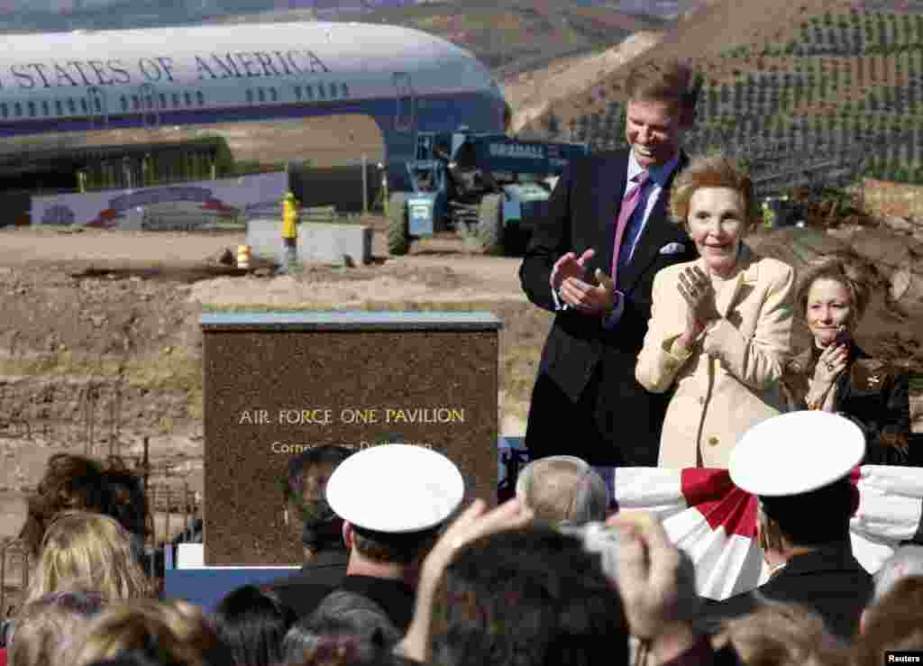 Mantan ibu negara AS Nancy Reagan bertepuk tangan dalam upacara pendirian paviliun baru di Perpustakaan Kepresidenan Ronald Reagan di Simi Valley, California, 6 Februari 2004. (Reuters/Jim Ruymen)